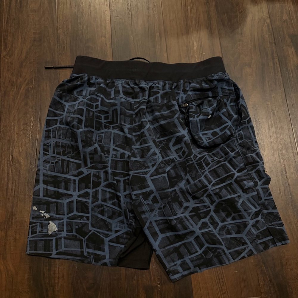 Lululemon Men's T.H.E. Shorts Hawaii Graphic Blue Black Size Large